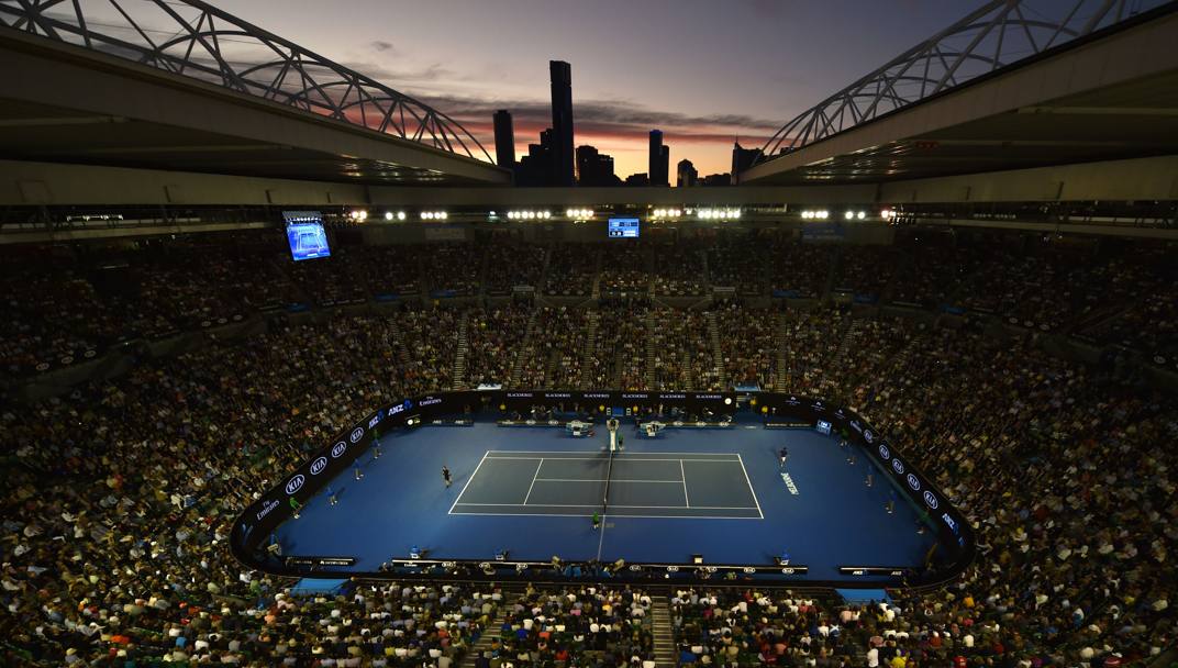 Il meraviglioso stadio di Melbourne incorniciato dal sole al tramonto (Afp)